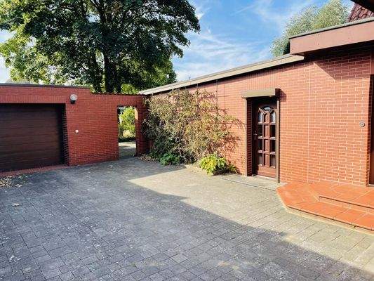 Hauseingang + Garage