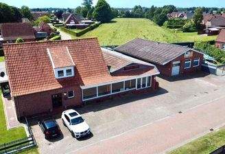 Wohngebäude mit Halle