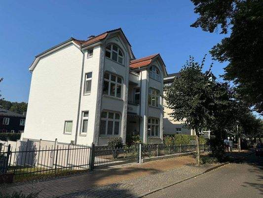 Seiten- und Vorderansicht der Villa Ute