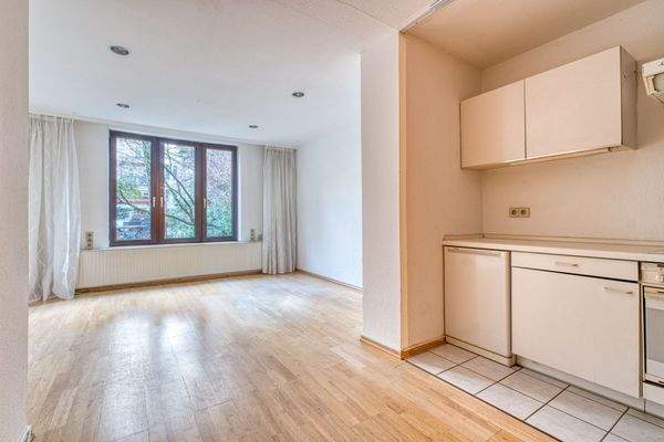 Raum 1: Offener Arbeitsbereich mit Küchenzeile