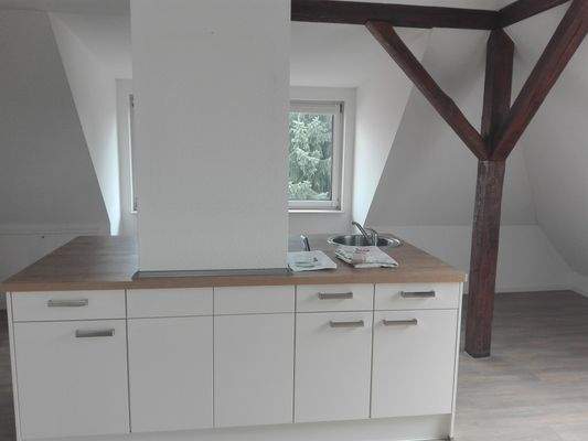 Wohnzimmer mit offener Küche