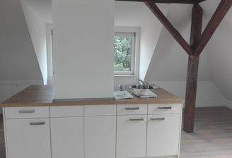 Wohnzimmer mit offener Küche