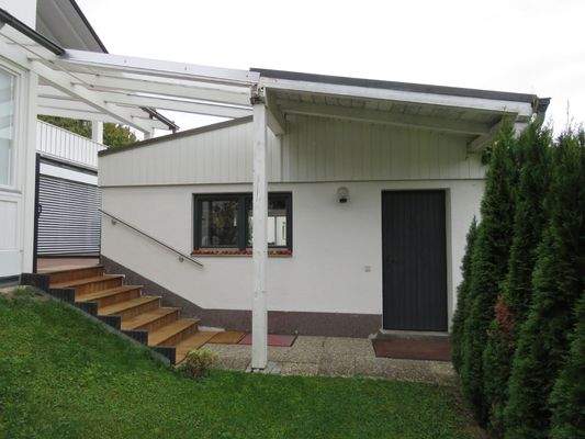 Garage mit Ausgang in den Garten 