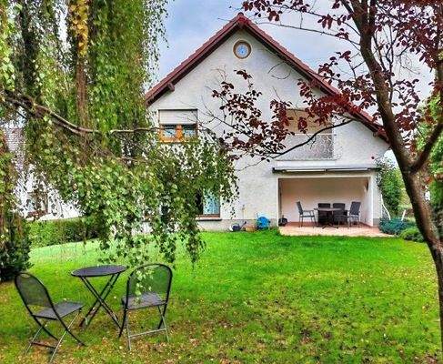 Rückwärtiger Garten und teilüberdachte Terrasse