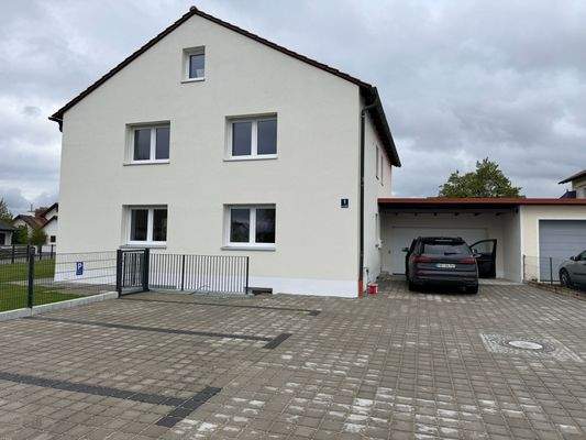 Stellplatz und Garage vorm Haus