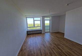 Helles Wohnzimmer mit Aussicht