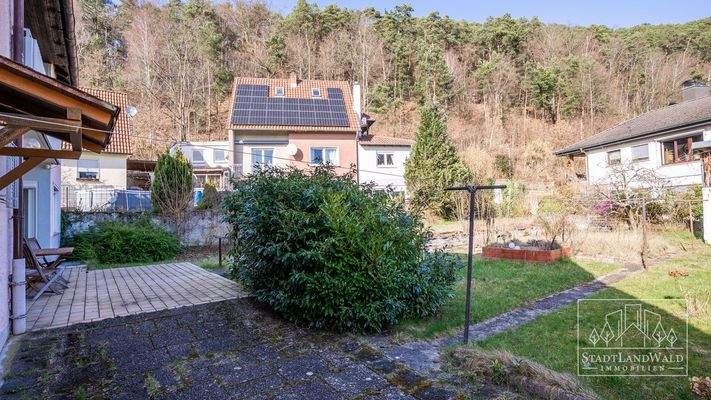Terrassenbereich mit Blick in den Garten
