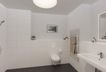 Modern gefliestes Badezimmer mit bodengleicher Duc