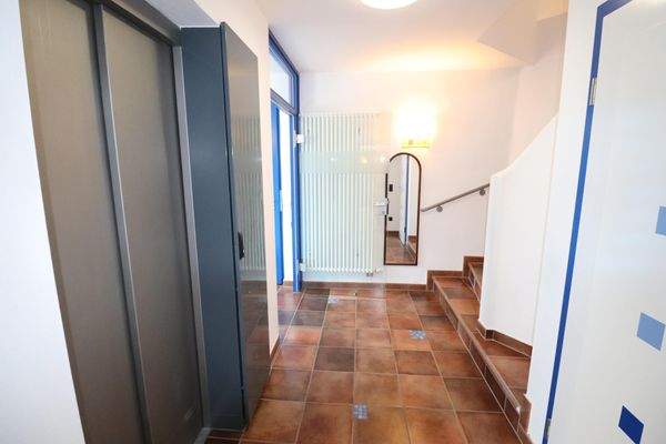 Eingang mit Fahrstuhl