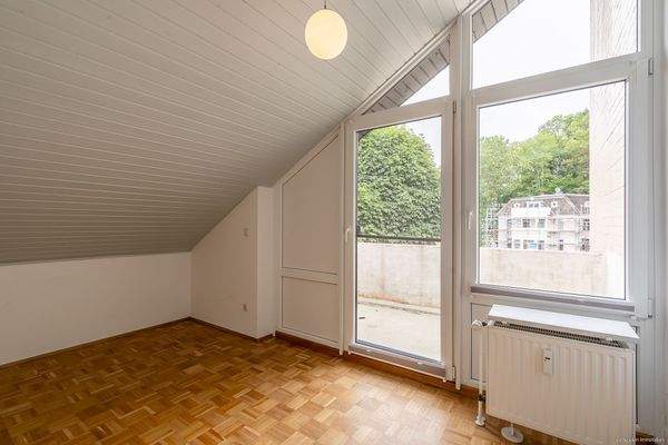Schlafzimmer mit Zugang zum Balkon