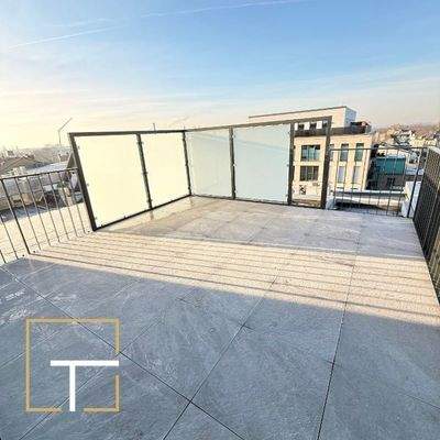 Dachterrasse mit Glaswand