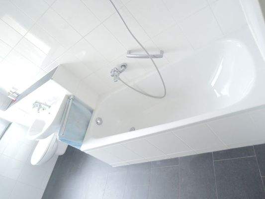 Badewanne mit Duschmöglichkeit