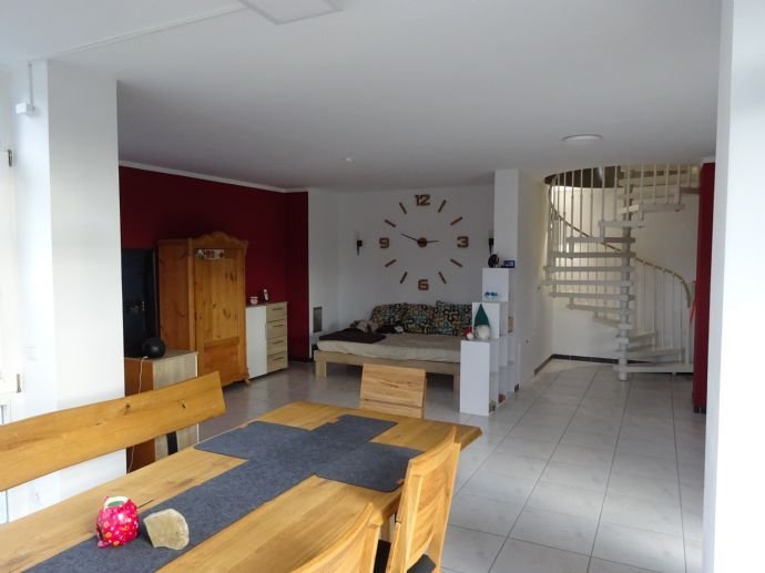 Helle und ruhige Maisonette-Wohnung mit Wohlfühlfaktor mit Terrasse und Balkon. Ohne Makler