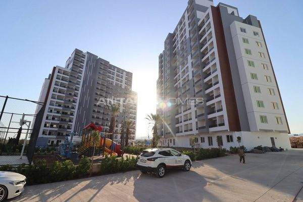 Modern Flats Rich Featured Complex Close to the Sea in Mersin