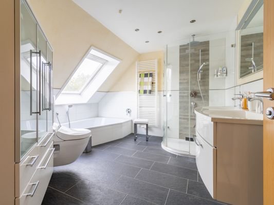 Modernes Badezimmer
