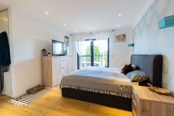 7 EG Schlafzimmer mit begehbarem Kleiderschrank (1