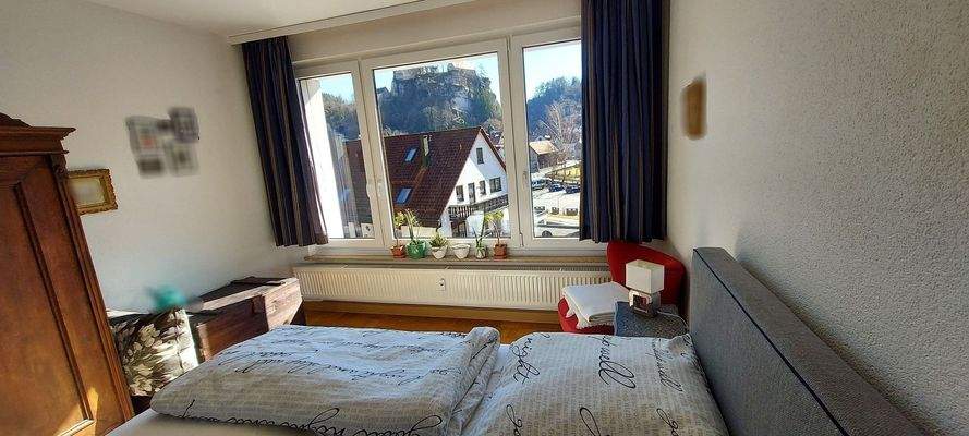 Schlafzimmer - 2. OG - rechts - mit Burgblick