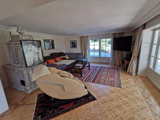 EG: Gemütlicher Wohnbereich mit Kaminofen und großen Fensterfronten