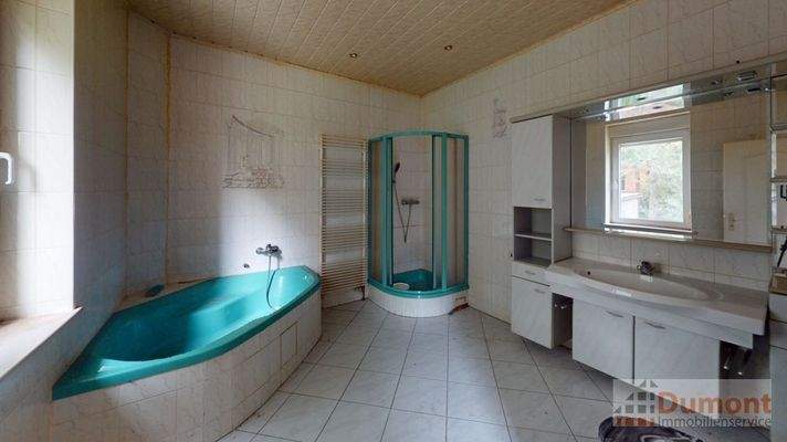 Bad OG Zimmer OG rechter Eingang