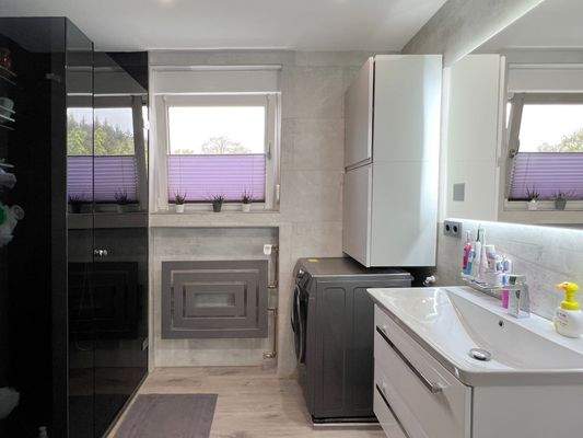 Exklusiv renovierte 4ZKB mit Balkon &amp; PKW- Stellpl