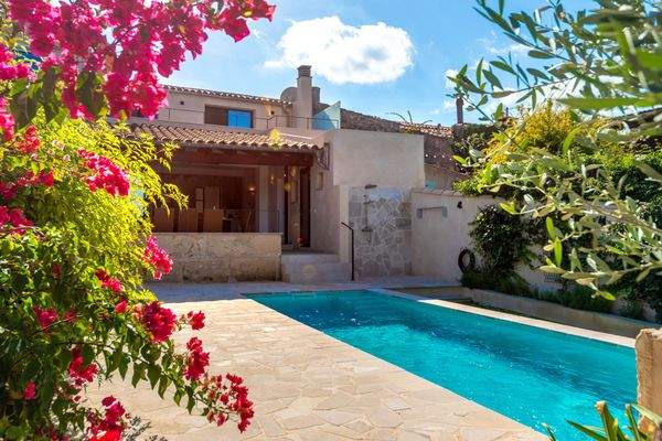 Modernes Stadthaus mit Pool in Llubi