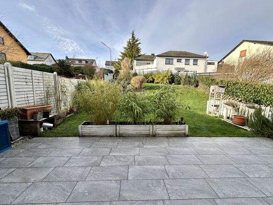 Großzügige Terrasse mit hochwertigem Natursteinbelag 