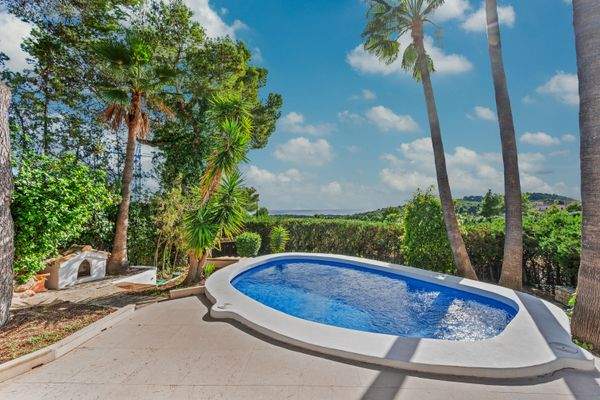 Pool with views in villa in Bendinat
