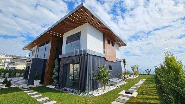 Stylish Detached Villa with Pool in İzmir Foça