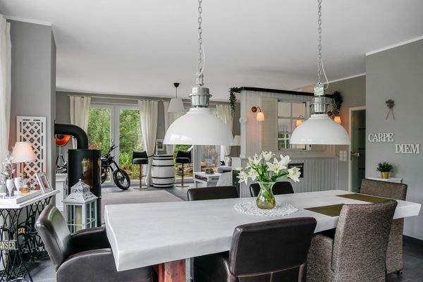 Esstisch mit Blick in den Wohnbereich