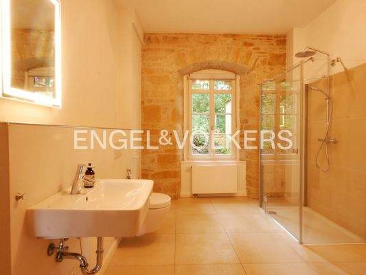 Badezimmer mit Dusche und Infrarotkabine