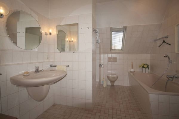 Vollbad mit Dusche und Wanne DG