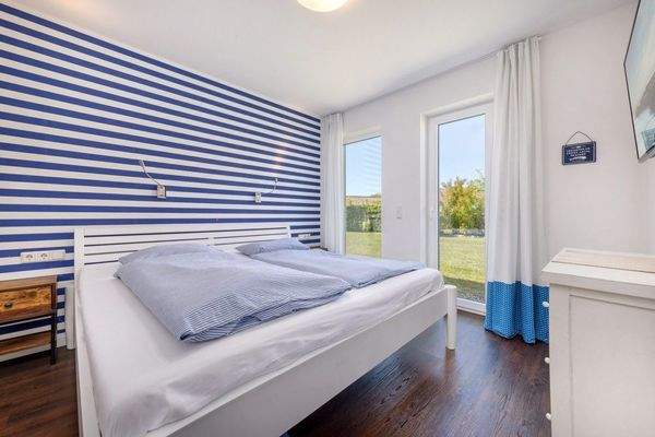 Schlafzimmer mit hochwertigem Bad im EG