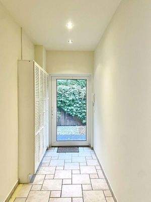 Flur fotografiert v. Küche aus