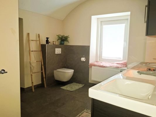 OG Badezimmer im Wohnbereich TOP II