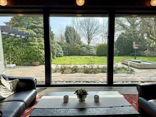 Blick aus dem Wohnzimmer in den Garten