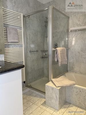 mit Dusche und Wanne