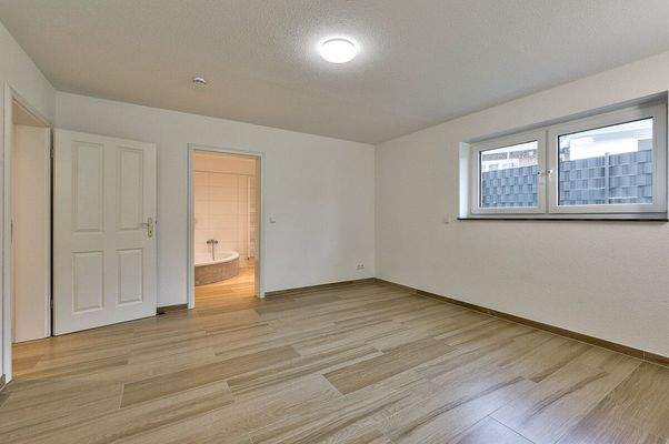 Souterrain Zimmer 1 mit En-Suite-Bad