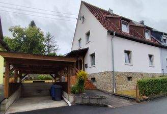 Wohnhaus mit Carport
