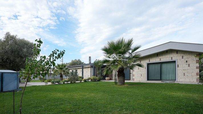 Villa with Pool on Large Plot Near the Coast in İzmir Güzelbahçe