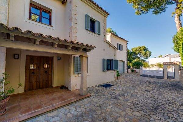 Mediterran angelegte Einfahrt 