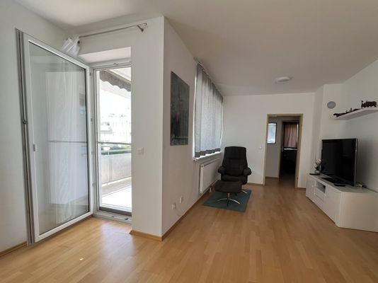 Wohnzimmer Blick gen Balkon 1 & weitere Zimmer