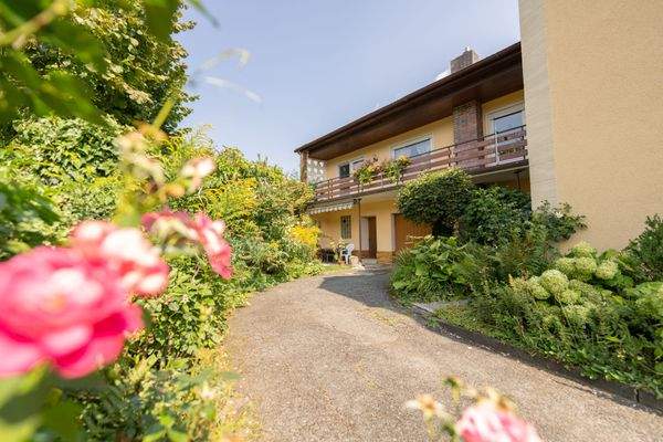 Blick in den Hof mit Anbau und Balkon