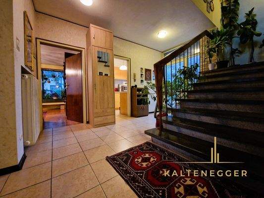 EG: Diele ca. 9,15 m² mit Stiegenaufgang ins OG