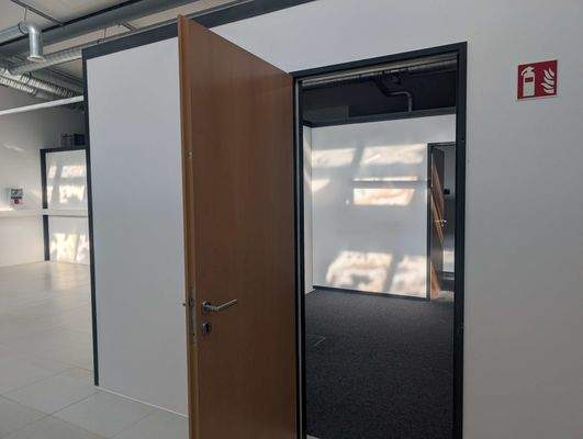 kleines Büro Abgang Labor Testraum.jpg