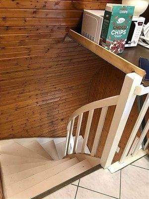 massive Treppe zum Hochparterre 