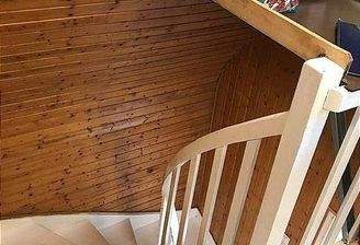 massive Treppe zum Hochparterre 