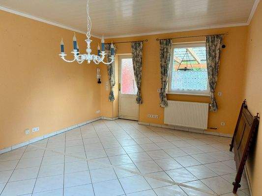 Esszimmer mit direktem Zugang zur Küche und in den überdachten Außenbereich