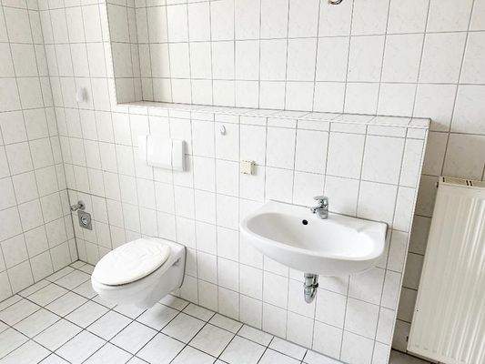 Tageslichtbad mit Badewanne, WC, Waschtisch und Waschmaschinenanschluss