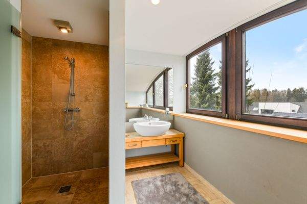 und wieder ein dazugehöriges En-Suite-Bad