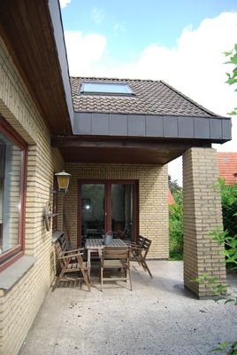 überdachte Terrasse mit Zugang Wohnzimmer